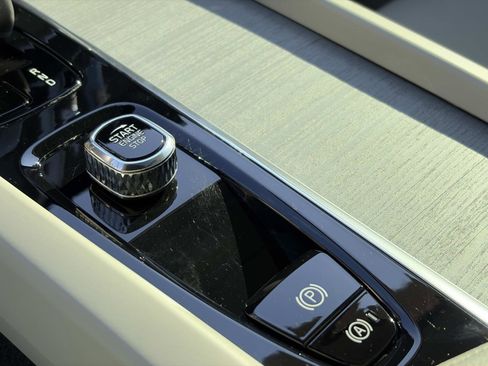 Certified 2023 Volvo XC60 B5 Plus w/ Climate Package image 32