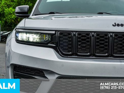 Used 2025 Jeep Grand Cherokee Altitude AWD/4WD image 11