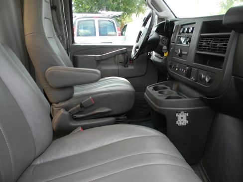 Used 2022 GMC Savana 3500 w/ Power Convenience Package RWD image 4