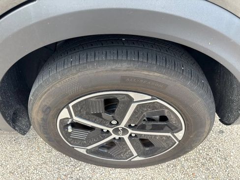 Certified 2024 Kia Niro EX FWD image 8