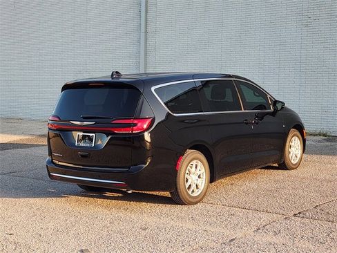 New 2026 Chrysler Pacifica Select image 4