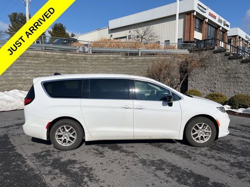 Used 2024 Chrysler Pacifica Touring-L image 3