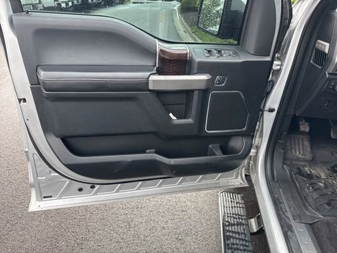 Used 2017 Ford F150 Platinum w/ Equipment Group 701A Luxury AWD/4WD image 18