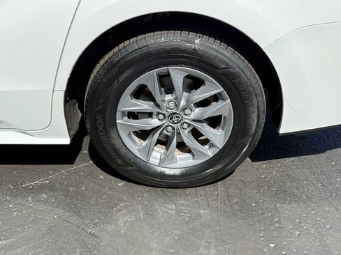 Certified 2022 Toyota Sienna LE FWD image 9