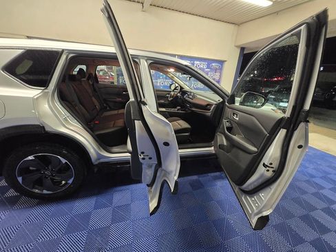 Used 2025 Nissan Rogue SV image 30