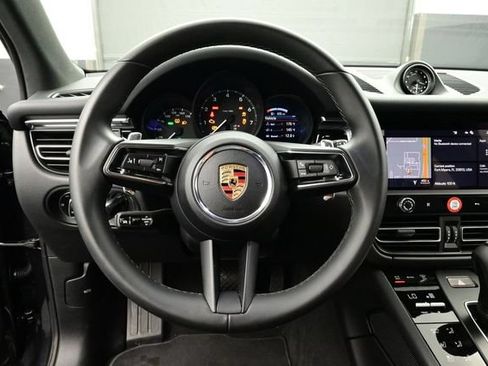 Certified 2025 Porsche Macan AWD/4WD image 8