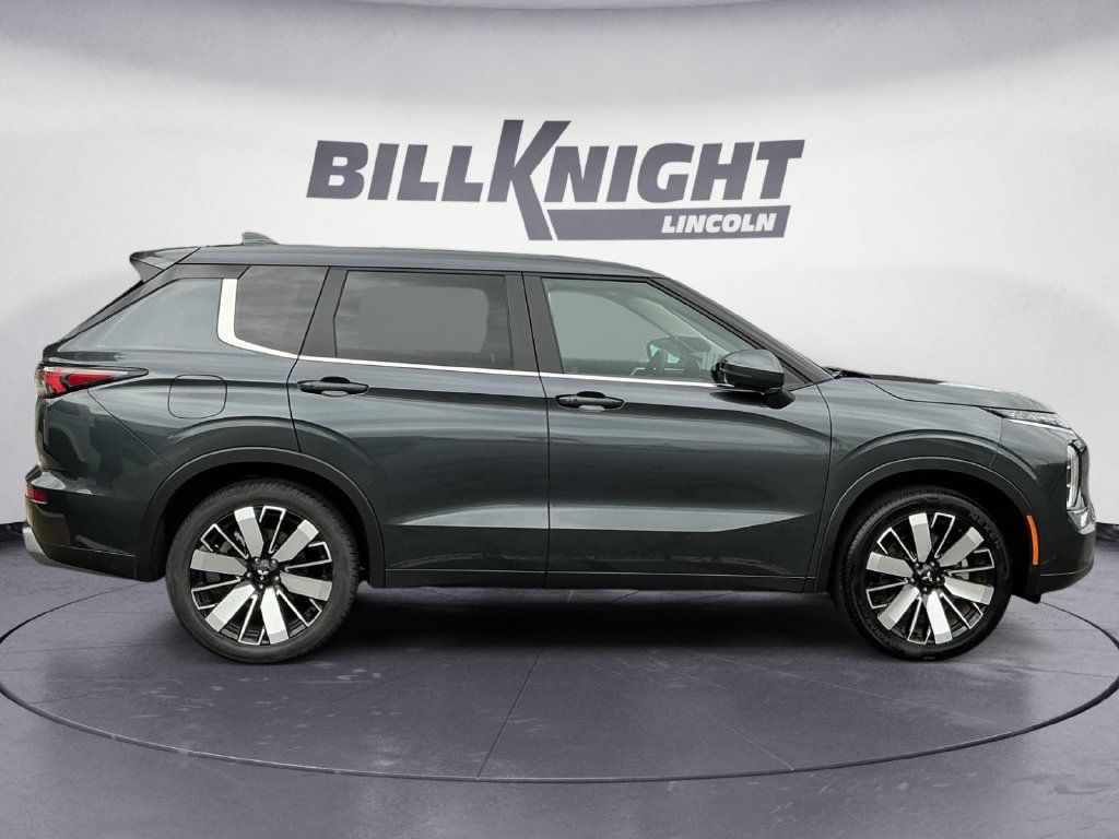 Used 2025 Mitsubishi Outlander SE FWD image 7