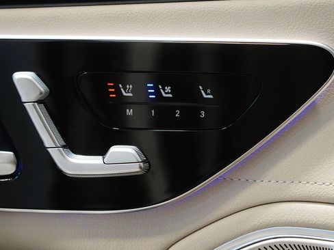 Used 2023 Mercedes-Benz EQS 580 4MATIC Sedan image 29