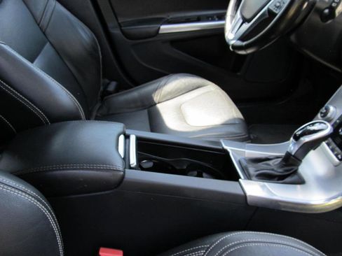 Used 2018 Volvo V60 T5 Dynamic w/ Vision Package image 37