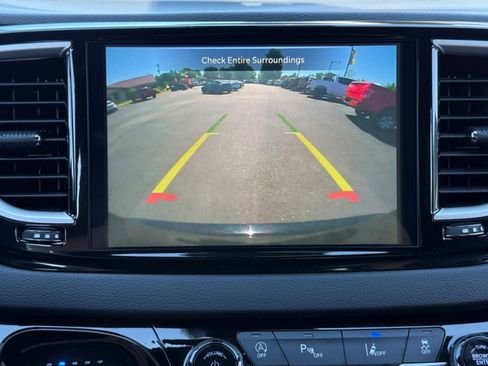 Used 2025 Chrysler Pacifica Select FWD image 13