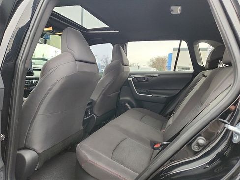 Used 2021 Toyota RAV4 SE image 10