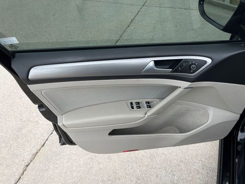 Used 2016 Volkswagen Golf S image 9