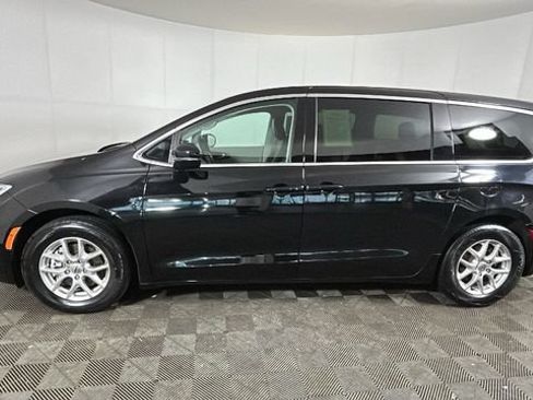 Used 2024 Chrysler Pacifica Touring-L FWD image 5
