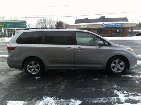 Used 2015 Toyota Sienna LE image 6