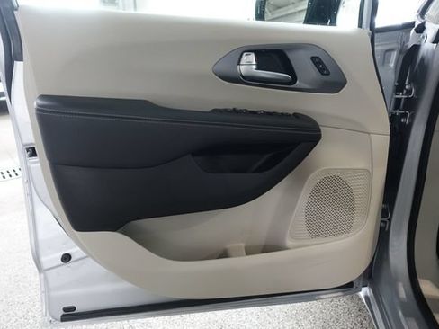 Used 2024 Chrysler Pacifica Touring-L FWD image 9