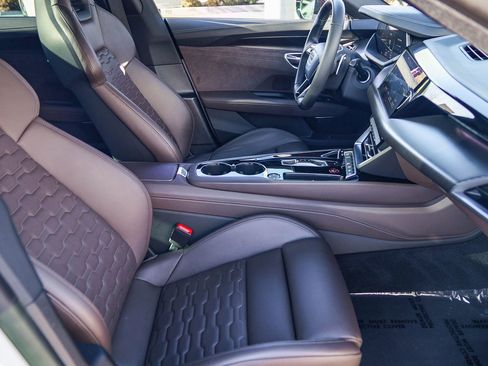 Used 2023 Audi e-tron GT Prestige image 17