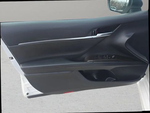 Used 2024 Toyota Camry SE image 9