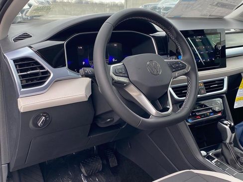 New 2026 Volkswagen Taos SE image 4