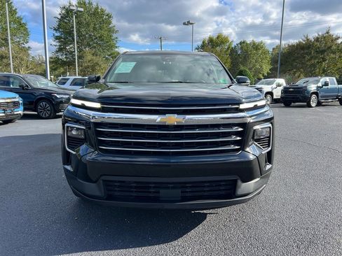 Used 2025 Chevrolet Traverse LT image 3