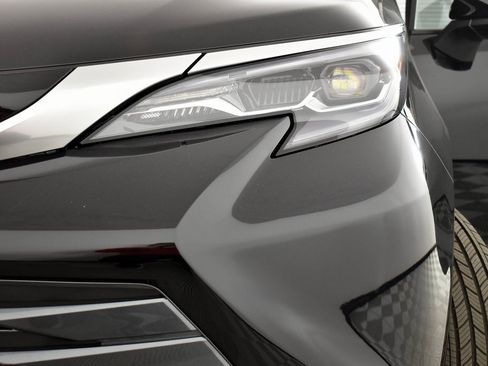 Certified 2025 Toyota Sienna Platinum image 2