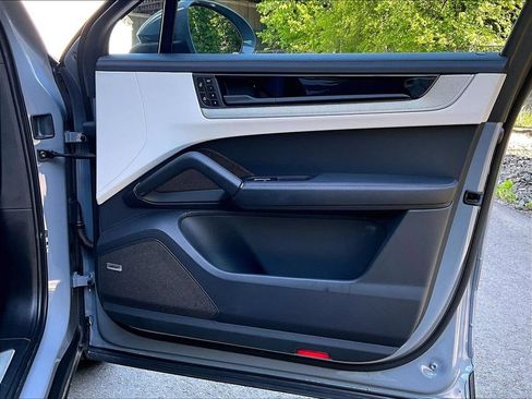 Certified 2025 Porsche Cayenne E-Hybrid Coupe AWD/4WD image 29