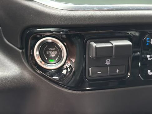 Used 2024 Chevrolet Silverado 1500 High Country w/ High Country Premium Package AWD/4WD image 29