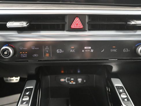 Certified 2025 Kia Sorento SX Prestige image 22