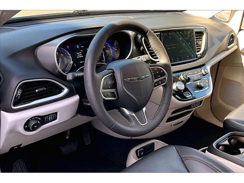 Used 2024 Chrysler Pacifica Touring-L FWD image 14
