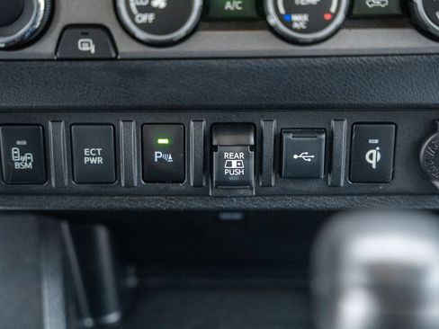 Used 2020 Toyota Tacoma TRD Off-Road w/ Technology Package AWD/4WD image 27