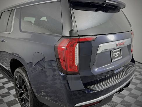 Used 2023 GMC Yukon XL SLT w/ SLT Premium Package image 12