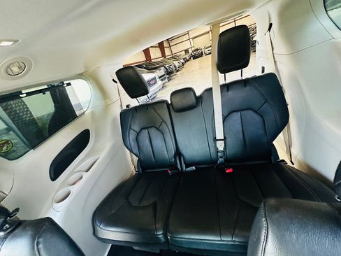 Used 2019 Chrysler Pacifica Touring-L FWD image 24
