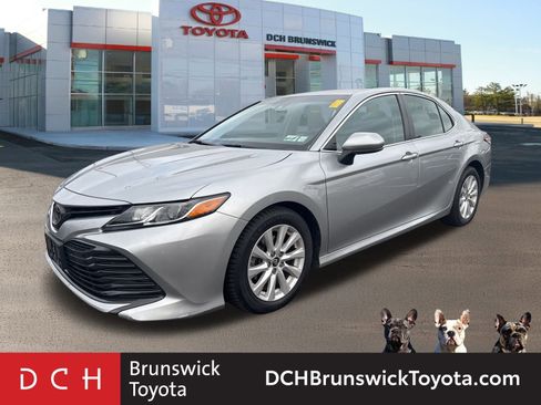 Used 2018 Toyota Camry LE image 1