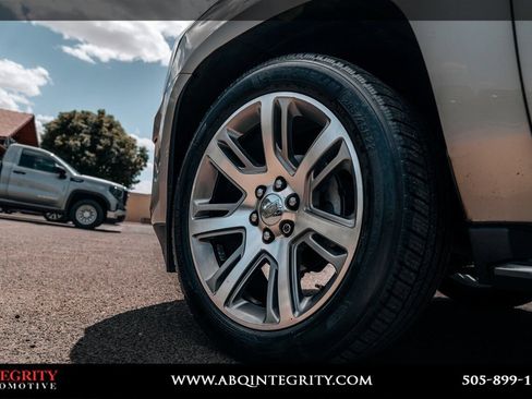 Used 2016 Cadillac Escalade Luxury AWD/4WD image 16