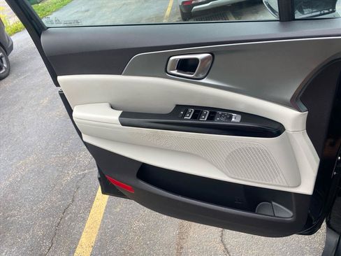 Used 2024 Kia Carnival LX FWD image 21