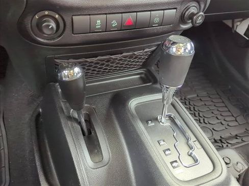 Used 2015 Jeep Wrangler Unlimited Rubicon w/ Connectivity Group AWD/4WD image 11