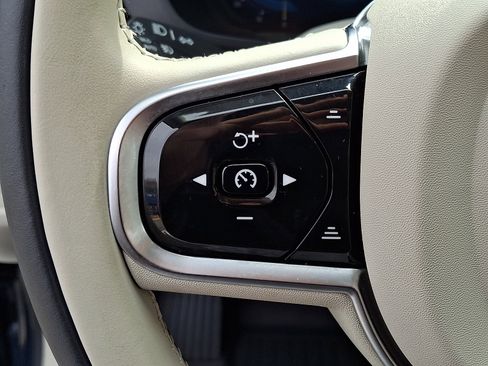 Used 2023 Volvo XC60 B5 Plus image 21