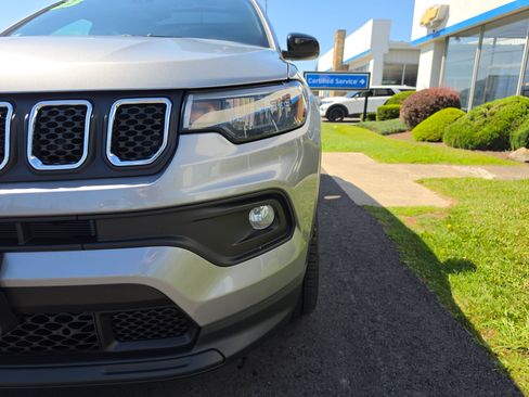 Used 2023 Jeep Compass Latitude w/ Sun and Sound Group AWD/4WD image 10