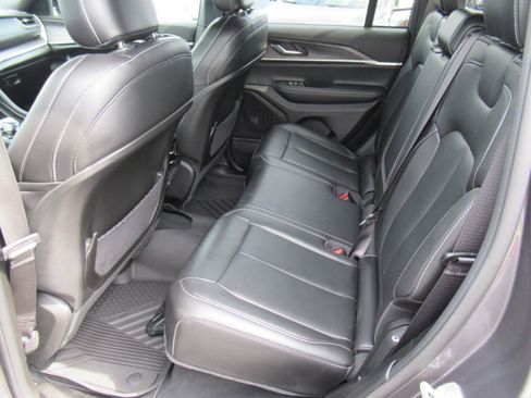 Used 2024 Jeep Grand Cherokee Limited w/ Black Appearance Package RWD image 33