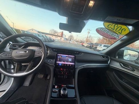 Certified 2025 Jeep Grand Cherokee Limited w/ Luxury Tech Group II image 15