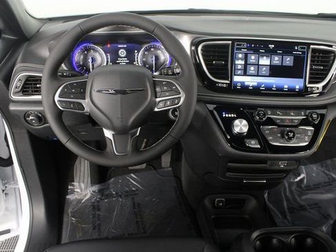 New 2026 Chrysler Pacifica Select image 11