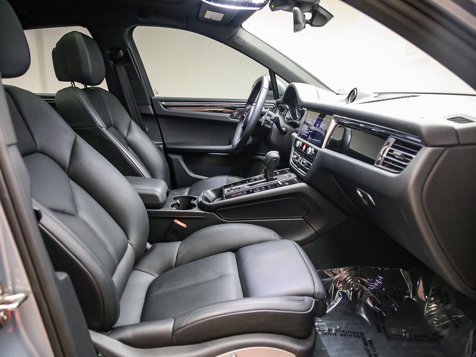 Certified 2025 Porsche Macan AWD/4WD image 22
