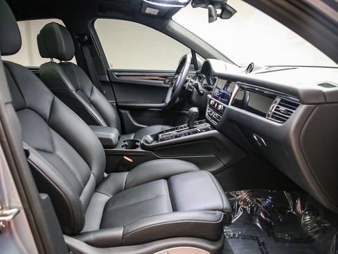 Certified 2025 Porsche Macan AWD/4WD image 22