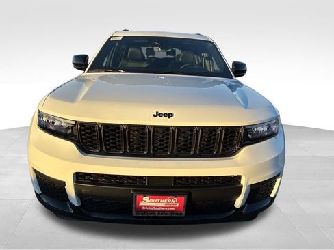 New 2025 Jeep Grand Cherokee L Altitude image 9