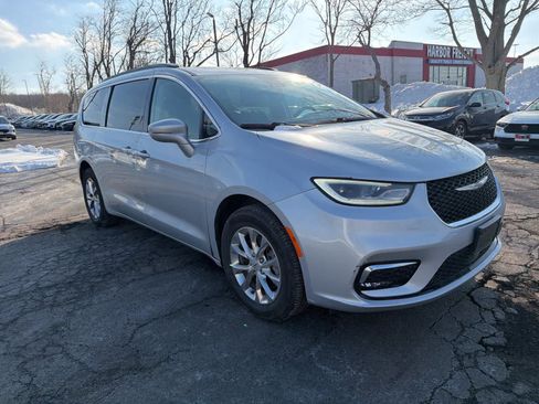 Used 2022 Chrysler Pacifica Touring-L image 7