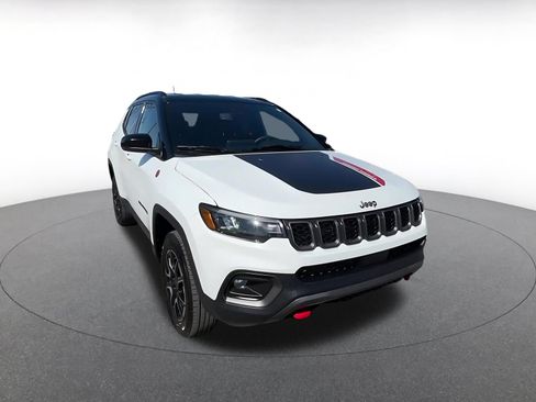 Used 2025 Jeep Compass Trailhawk AWD/4WD image 3