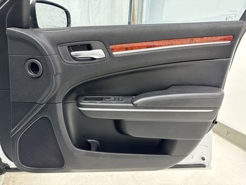 Used 2014 Chrysler 300 image 8