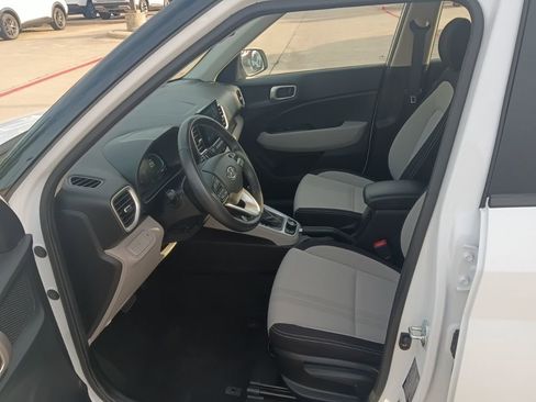 Used 2025 Hyundai Venue SEL FWD image 4