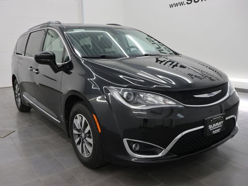 Used 2020 Chrysler Pacifica Touring-L Plus FWD image 2
