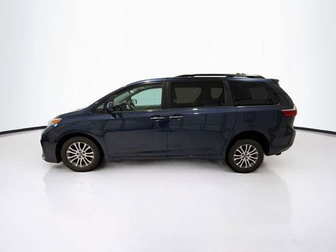 Certified 2018 Toyota Sienna XLE FWD image 4