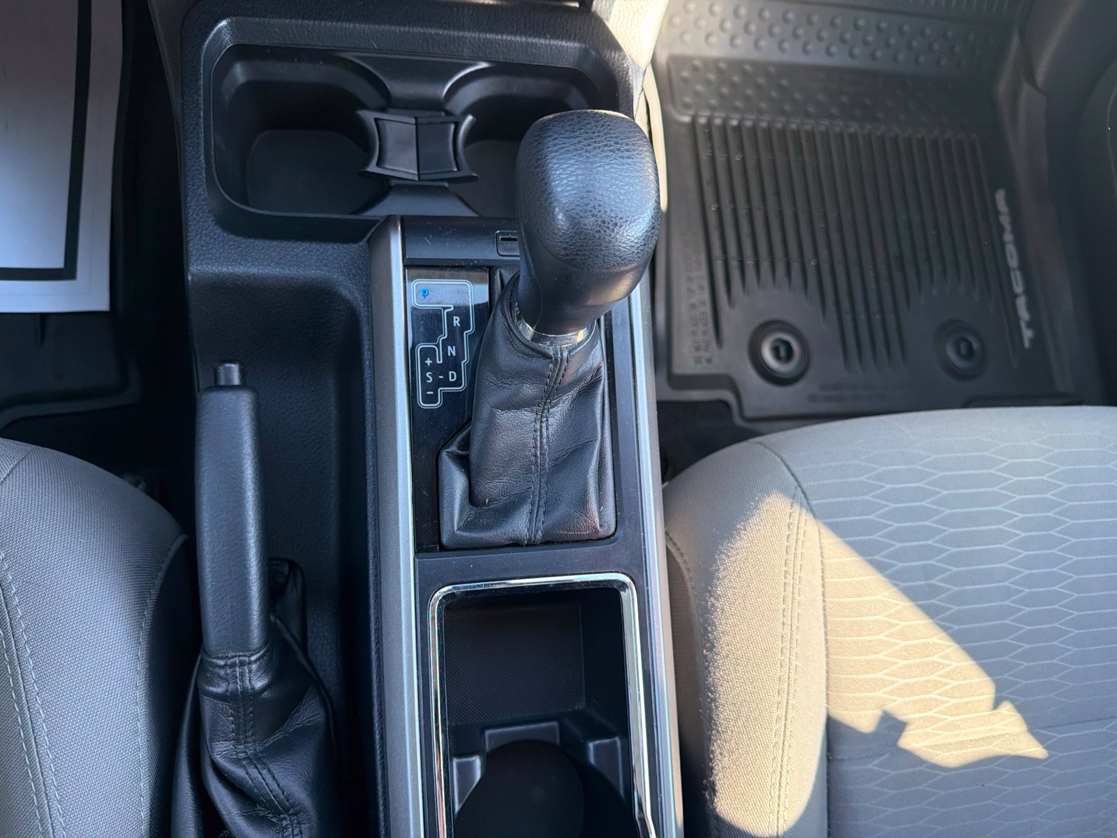 Used 2018 Toyota Tacoma SR5 AWD/4WD image 16